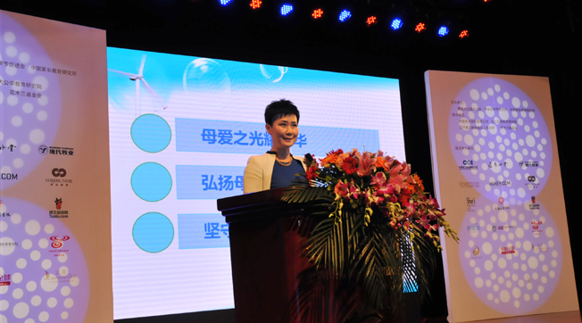 李小琳出席“中華母愛(ài)論壇”，接受新華網(wǎng)專訪