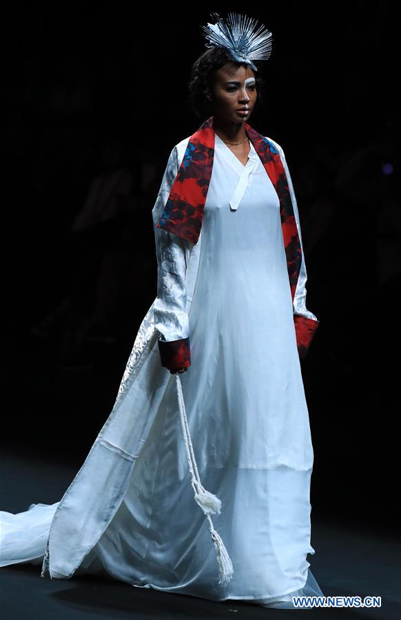 A model presents a creation at the AJ-Namo Collection Show during the China Fashion Week in Beijing, capital of China, March 30, 2017. (Xinhua/Li Mingfang)  A model presents a creation at the AJ-Namo Collection Show during the China Fashion Week in Beijing, capital of China, March 30, 2017. (Xinhua/Li Mingfang)