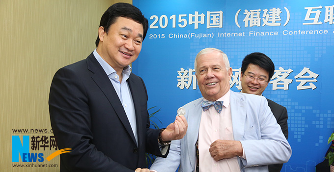 羅杰斯參加思客會(huì)，與新華網(wǎng)董事長、總裁田舒斌親切交談。