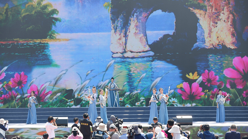 花語湖畔、香動(dòng)凌源 女子水晶樂坊亮相第五屆中國凌源百合節(jié)