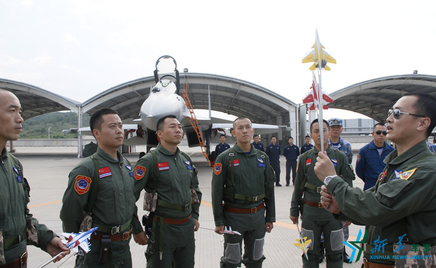 ↑海軍某艦載航空兵部隊部隊長戴明盟帶領(lǐng)飛行員進行地面模擬訓(xùn)練。