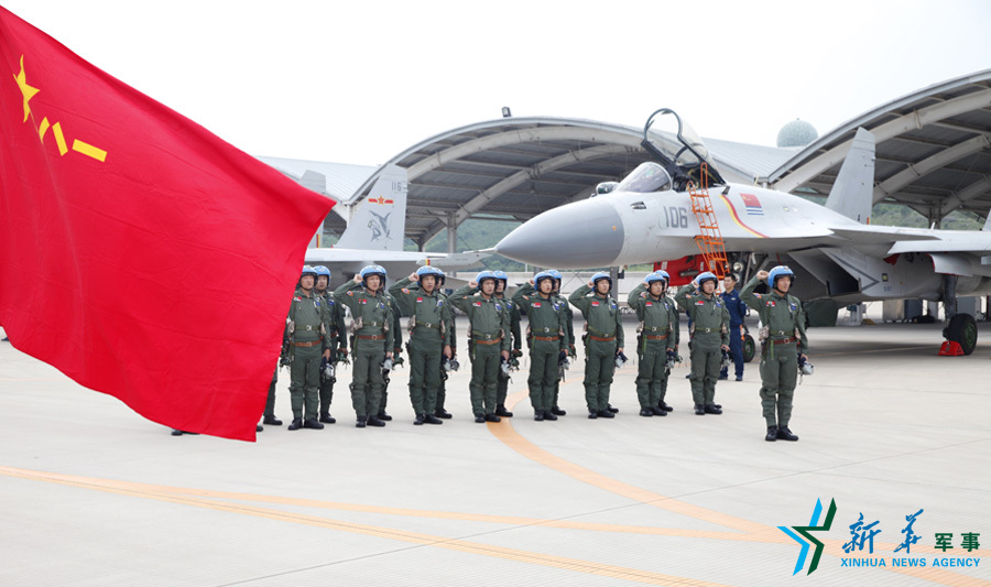 ↑軍旗招展，航空驕子對(duì)藍(lán)天宣誓。