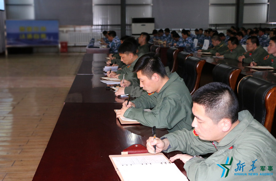 ↑資料圖片：張超參加部隊組織的《改革強軍主題教育》授課現(xiàn)場。