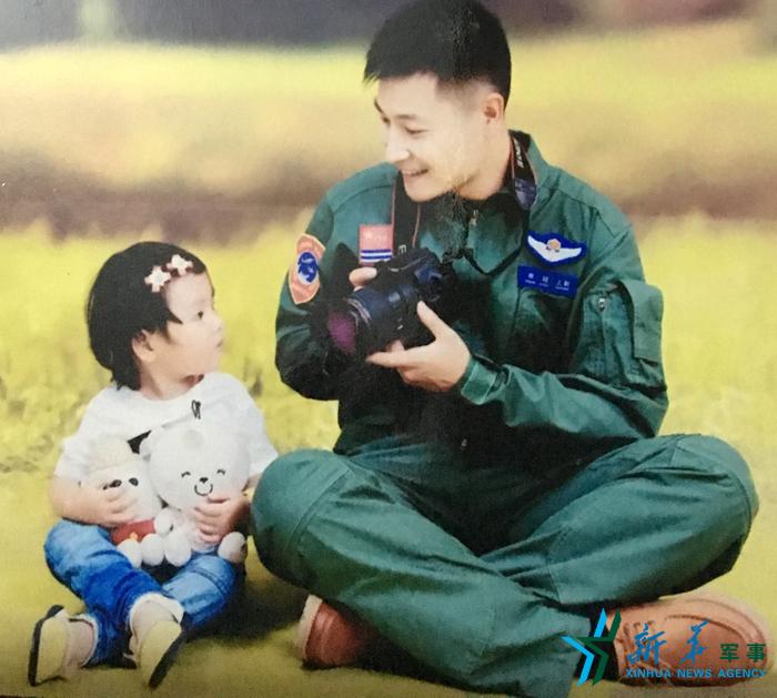 ↑資料圖片：被選為艦載戰(zhàn)斗機(jī)飛行員的張超與女兒合影。