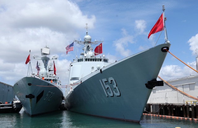 停泊珍珠港碼頭的中國(guó)海軍艦艇編隊(duì)導(dǎo)彈驅(qū)逐艦西安艦（右）和導(dǎo)彈護(hù)衛(wèi)艦衡水艦。