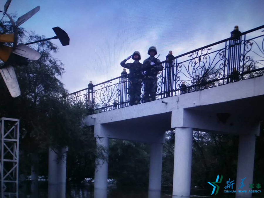 ↑中秋佳節(jié)，珍寶島的官兵在洪水中的堅(jiān)守。
