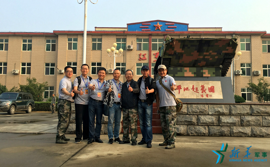 ↑“我們的長征在路上”網(wǎng)絡(luò)名人在“平江起義團”，為這支成為中國陸軍第一支信息化部隊點贊。