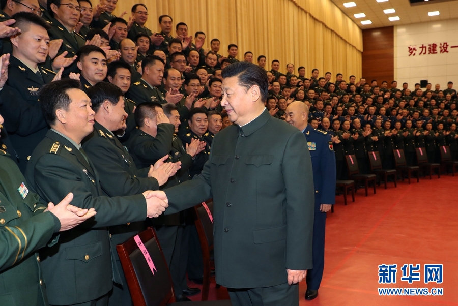 1月23日，習近平專程來到陸軍第65集團軍，深入基層連隊，看望慰問官兵，代表黨中央和中央軍委，向全軍指戰(zhàn)員、武警部隊官兵、民兵預備役人員致以誠摯問候和新春祝福。這是習近平親切接見駐張家口部隊師以上領導干部和團級單位主官。新華社記者李剛攝