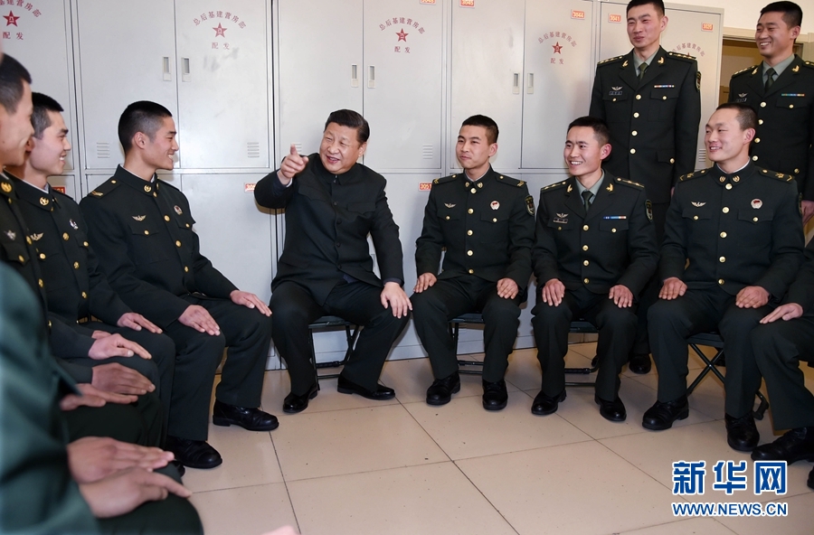 1月23日，習近平專程來到陸軍第65集團軍，深入基層連隊，看望慰問官兵，代表黨中央和中央軍委，向全軍指戰(zhàn)員、武警部隊官兵、民兵預備役人員致以誠摯問候和新春祝福。這是習近平在該集團軍“大功三連”同官兵親切交談。新華社記者李剛攝