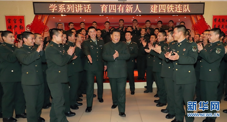 1月23日，習近平專程來到陸軍第65集團軍，深入基層連隊，看望慰問官兵，代表黨中央和中央軍委，向全軍指戰(zhàn)員、武警部隊官兵、民兵預備役人員致以誠摯問候和新春祝福。這是習近平在該集團軍“大功三連”同官兵在一起。新華社記者李剛攝