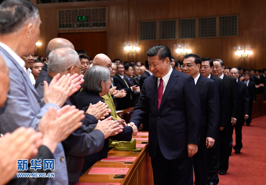 7月28日，慶祝中國人民解放軍建軍90周年文藝晚會(huì)《在黨的旗幟下》在北京人民大會(huì)堂舉行。中共中央總書記、國家主席、中央軍委主席習(xí)近平和李克強(qiáng)、張德江、俞正聲、劉云山、王岐山、張高麗等黨和國家領(lǐng)導(dǎo)人，與首都3000多名各界群眾一起觀看演出。演出開始前，習(xí)近平等與老戰(zhàn)士、老同志代表和“八一勛章”獲得者親切握手。新華社記者 李學(xué)仁 攝