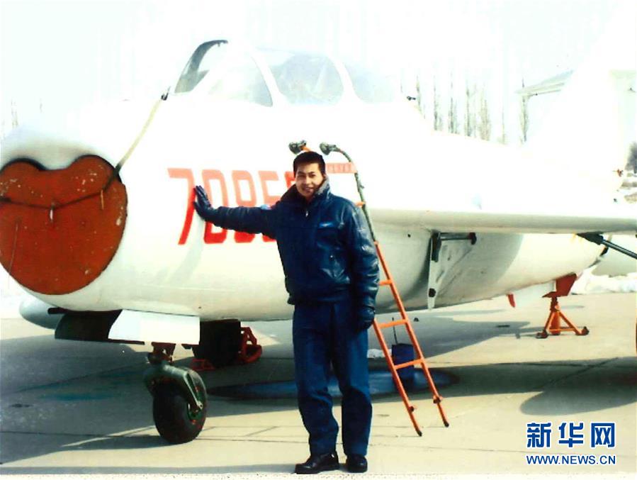 （建軍90周年·英雄·圖文互動(dòng)）（3）聽，渤海灣有風(fēng)吹過來——追記海軍某艦載航空兵部隊(duì)一級飛行員張超
