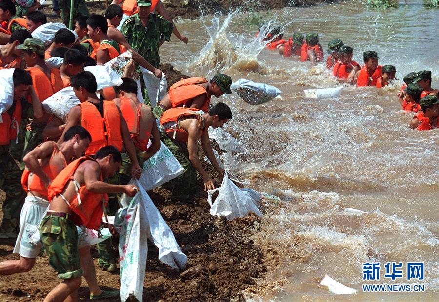 （圖文互動）（3）為了“中國號”巨輪揚帆遠航——中國共產(chǎn)黨領(lǐng)導(dǎo)下的人民軍隊忠于祖國、服務(wù)人民啟示錄