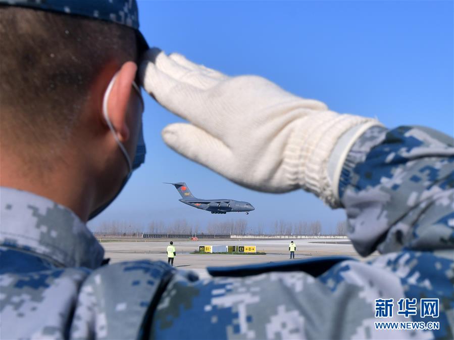 （聚焦疫情防控·圖文互動(dòng)）（3）空軍第四次向武漢大規(guī)?？者\(yùn)醫(yī)療隊(duì)員和物資