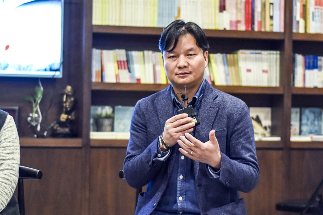 丁大為：烏銅走銀有三百年的歷史了，是云南地區(qū)獨(dú)有的技藝。這門技藝入門大概需要3年，學(xué)成需要20年。用語言去表達(dá)它其實(shí)是很難的。