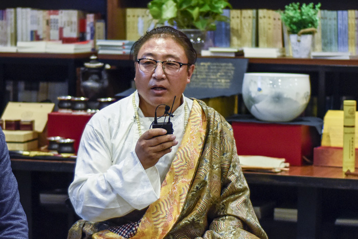 安久·白瑪群加：絕對不能為了錢做手藝的傳承人，傳承手藝是因為我們有傳承民族特色文化的責(zé)任，要時刻謹(jǐn)記這一份責(zé)任。