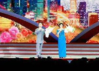 京劇演員于魁智、李勝素獻(xiàn)唱京劇《我是中國人》