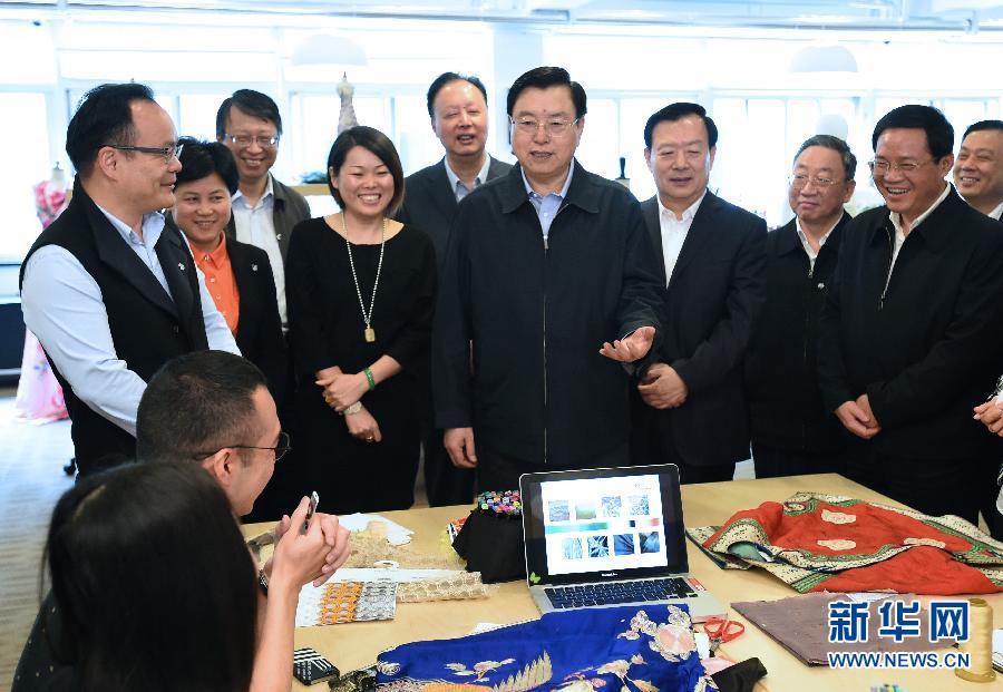 5月8日至11日，中共中央政治局常委、全國人大常委會委員長張德江在浙江調(diào)研。這是5月9日，張德江來到位于嘉興市的雅瑩服裝有限公司，了解公司的服裝設(shè)計、生產(chǎn)和銷售情況。新華社記者 馬占成 攝 