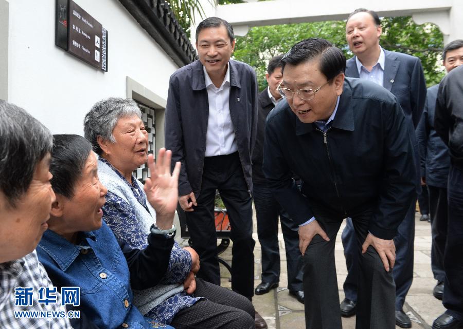 這是5月10日，張德江來到杭州市小營街道調(diào)研，并與市民親切交談。新華社記者 馬占成 攝 