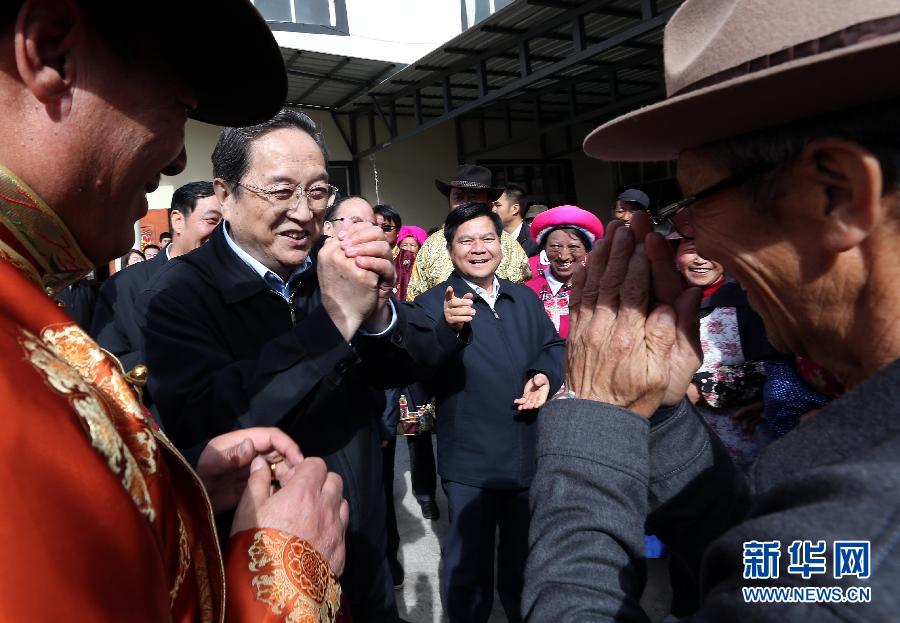 這是5月16日，俞正聲在香格里拉縣建塘鎮(zhèn)金龍社區(qū)與居民們親切交談。 新華社記者 劉衛(wèi)兵 攝