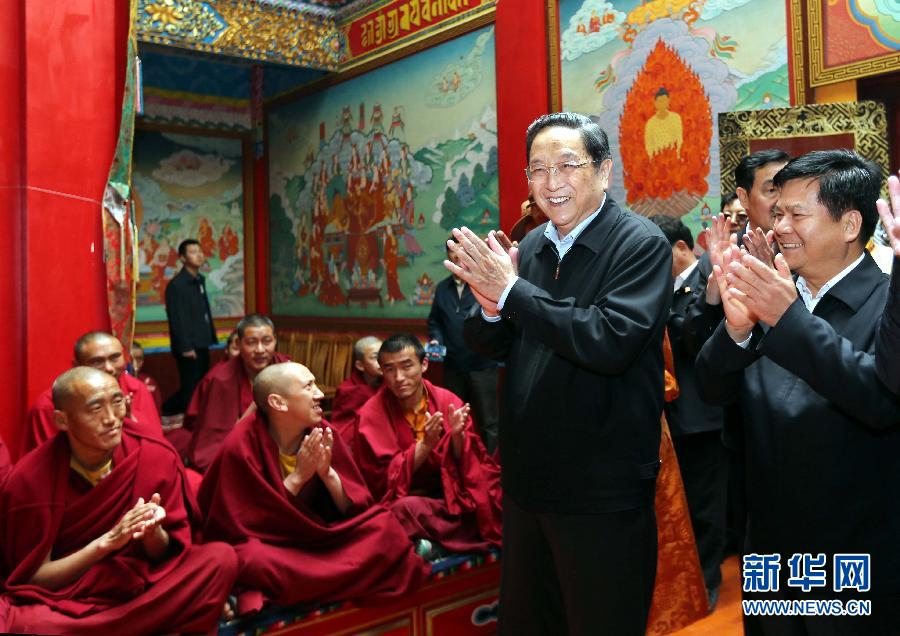 這是5月16日，俞正聲在云南佛學(xué)院迪慶藏傳佛教分院看望宗教界人士。 新華社記者 劉衛(wèi)兵 攝