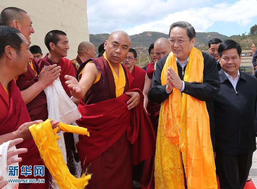 這是5月16日，俞正聲在松贊林寺看望宗教界人士。 新華社記者 劉衛(wèi)兵 攝