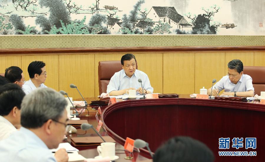 6月24日，中共中央政治局常委、中央黨的群眾路線教育實(shí)踐活動(dòng)領(lǐng)導(dǎo)小組組長(zhǎng)劉云山在北京主持召開中央黨的群眾路線教育實(shí)踐活動(dòng)領(lǐng)導(dǎo)小組會(huì)議。新華社記者 姚大偉 攝 