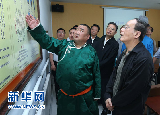這是7月3日，王岐山在巴彥德力格爾嘎查“兩委”活動(dòng)室了解基層黨建情況。新華社記者 龐興雷 攝