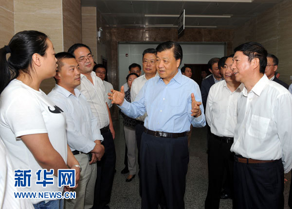 這是7月18日，劉云山在青海省政府行政服務(wù)和公共資源交易中心調(diào)研。新華社記者 饒愛民 攝