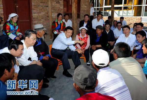這是7月17日，劉云山在海東市互助土族自治縣東山鄉(xiāng)白牙合村同基層干部群眾座談。新華社記者 饒愛民 攝 