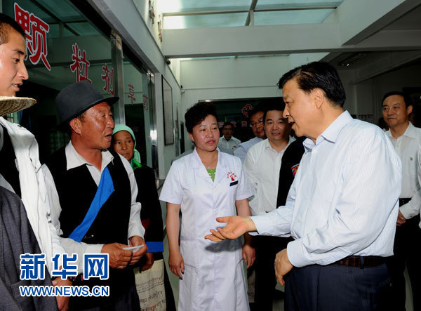 這是7月17日，劉云山在海東市互助土族自治縣中醫(yī)院調(diào)研。新華社記者 饒愛民 攝