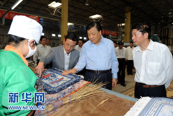 這是7月18日，劉云山在青海藏羊地毯集團有限公司調(diào)研。新華社記者 饒愛民 攝