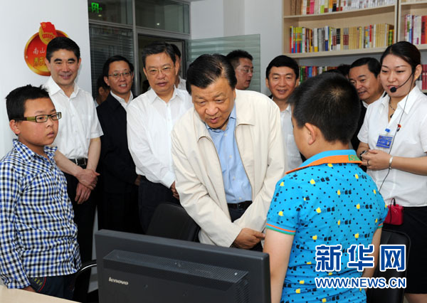 7月17日至19日，中共中央政治局常委、中央書記處書記劉云山在青海調(diào)研。這是7月18日，劉云山在西寧市南山西社區(qū)調(diào)研。 新華社記者饒愛民 攝