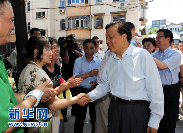 這是7月22日，劉云山在上海市普陀區(qū)桃浦鎮(zhèn)蓮花公寓居委會調(diào)研時同社區(qū)居民親切握手。新華社記者 饒愛民 攝