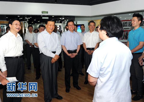 這是7月22日，劉云山在上海市靜安區(qū)就樓宇黨建工作進行調(diào)研。新華社記者 饒愛民 攝 