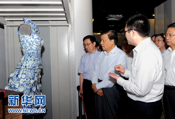 這是7月22日，劉云山在上海國家對外文化貿(mào)易基地調(diào)研。新華社記者 饒愛民 攝 