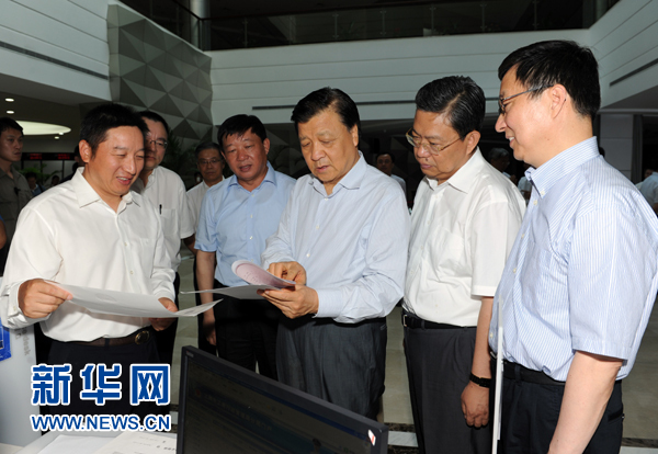  7月22日至23日，中共中央政治局常委、中央書記處書記劉云山在上海調(diào)研。這是7月22日，劉云山在中國（上海）自貿(mào)試驗區(qū)外高橋綜合服務(wù)大廳調(diào)研。新華社記者 饒愛民 攝 