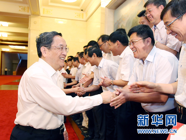 會(huì)前，俞正聲、張高麗接見援藏干部代表，向參加對口支援西藏工作的各地區(qū)各部門各單位和廣大援藏干部表示誠摯問候。新華社記者 姚大偉 攝