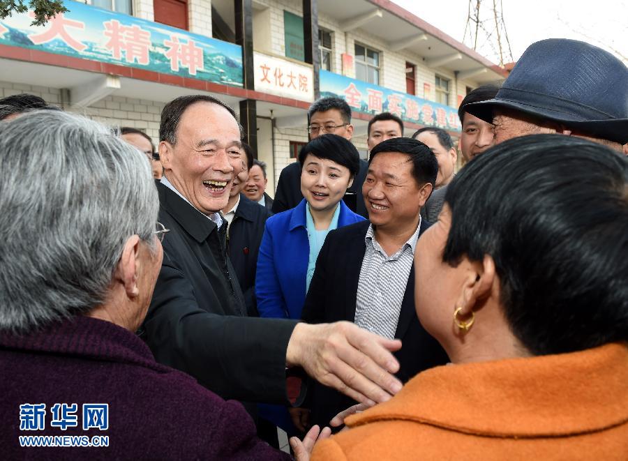 3月27日至28日，中共中央政治局常委、中央紀(jì)委書(shū)記王岐山到河南省調(diào)研，并主持召開(kāi)座談會(huì)。這是3月27日王岐山在河南林州姚村鎮(zhèn)馮家口村同村民親切交談。 新華社記者 饒愛(ài)民 攝