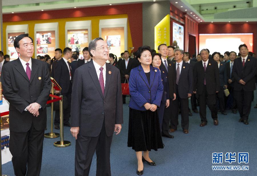 9月7日，中共中央政治局常委、全國(guó)政協(xié)主席、中央代表團(tuán)團(tuán)長(zhǎng)俞正聲率代表團(tuán)全體成員來(lái)到拉薩西藏會(huì)展中心，出席《圓夢(mèng)中國(guó)西藏華章——西藏自治區(qū)成立50年成就展》開(kāi)幕式并參觀展覽。 新華社記者 黃敬文 攝 