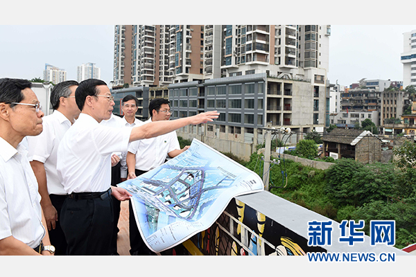9月16日至18日，中共中央政治局常委、國務(wù)院副總理張高麗在廣西調(diào)研。這是9月16日，張高麗實地考察南寧水街棚戶區(qū)改造項目現(xiàn)場。 新華社記者張鐸攝 
