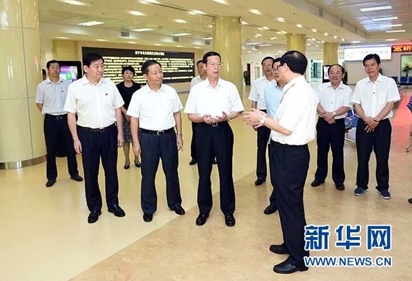 9月16日至18日，中共中央政治局常委、國務(wù)院副總理張高麗在廣西調(diào)研。這是9月17日，張高麗在南寧市公共資源交易中心對外服務(wù)大廳了解自治區(qū)簡政放權(quán)有關(guān)工作。 新華社記者張鐸攝