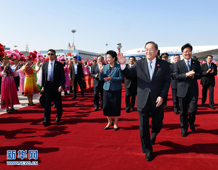  9月25日，以中共中央政治局常委、全國政協(xié)主席俞正聲為團(tuán)長的中央代表團(tuán)飛抵烏魯木齊，出席新疆維吾爾自治區(qū)成立60周年慶祝活動(dòng)。新華社記者 饒愛民 攝