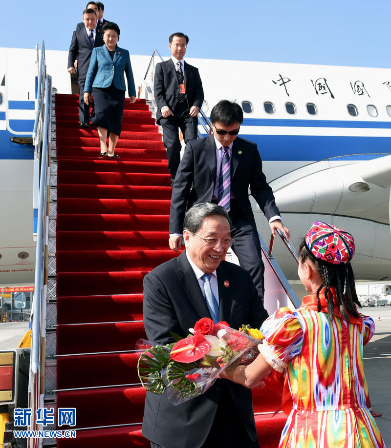 9月25日，以中共中央政治局常委、全國政協(xié)主席俞正聲為團(tuán)長的中央代表團(tuán)飛抵烏魯木齊，出席新疆維吾爾自治區(qū)成立60周年慶?；顒?dòng)。新華社記者 饒愛民 攝