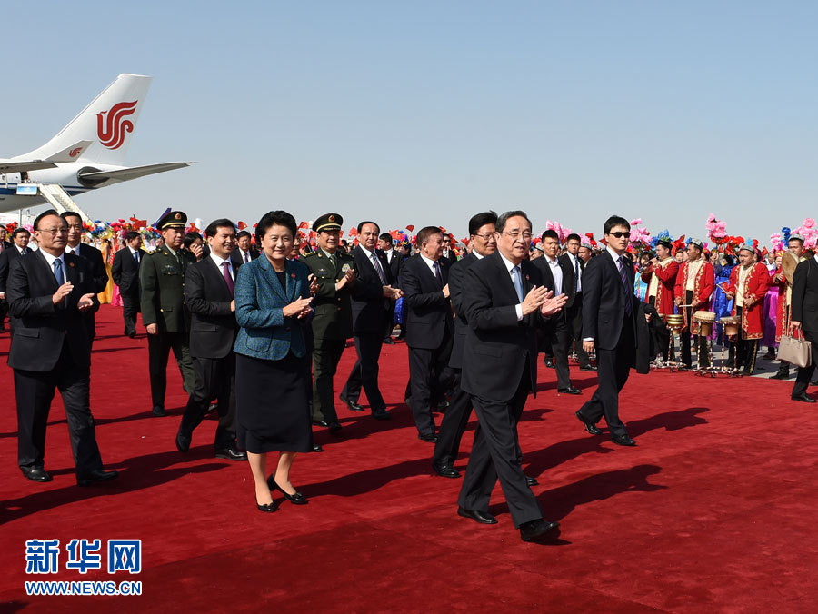 9月25日，以中共中央政治局常委、全國政協(xié)主席俞正聲為團(tuán)長的中央代表團(tuán)飛抵烏魯木齊，出席新疆維吾爾自治區(qū)成立60周年慶?；顒?dòng)。新華社記者 高潔 攝