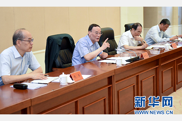 9月24日至26日，中共中央政治局常委、中央紀委書記王岐山在福建調研。這是9月25日，王岐山在上杭縣古田鎮(zhèn)主持召開座談會，聽取黨員和群眾代表對修訂廉政準則和黨紀處分條例的意見建議。新華社記者張鐸攝