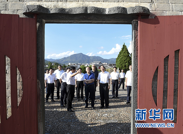 9月24日至26日，中共中央政治局常委、中央紀委書記王岐山在福建調研。這是9月24日，王岐山在上杭縣古田鎮(zhèn)參觀古田會議會址。新華社記者張鐸攝