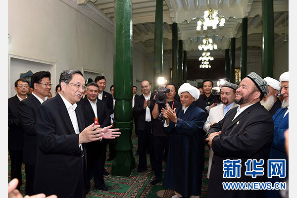 9月26日，中共中央政治局常委、全國政協(xié)主席、中央代表團(tuán)團(tuán)長俞正聲率中央代表團(tuán)部分成員赴喀什看望各族干部群眾。這是俞正聲等來到喀什市艾提尕爾清真寺，與喀什地區(qū)宗教人士代表交流。新華社記者 饒愛民 攝  