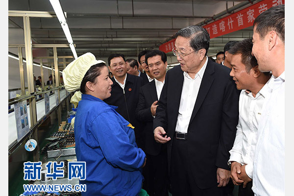 這是俞正聲等在喀什經(jīng)濟(jì)開發(fā)區(qū)深圳產(chǎn)業(yè)園視察電子產(chǎn)品生產(chǎn)線，并與現(xiàn)場工人親切交流。新華社記者 饒愛民 攝