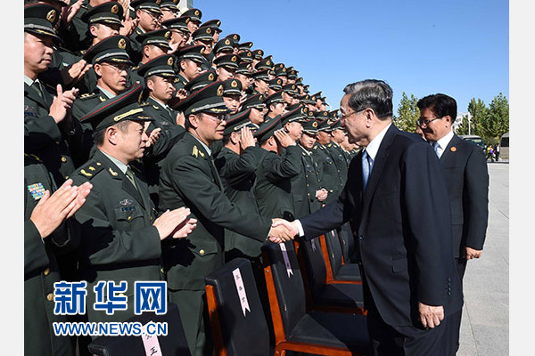 這是俞正聲等赴南疆軍區(qū)慰問，會(huì)見官兵代表。新華社記者 饒愛民 攝